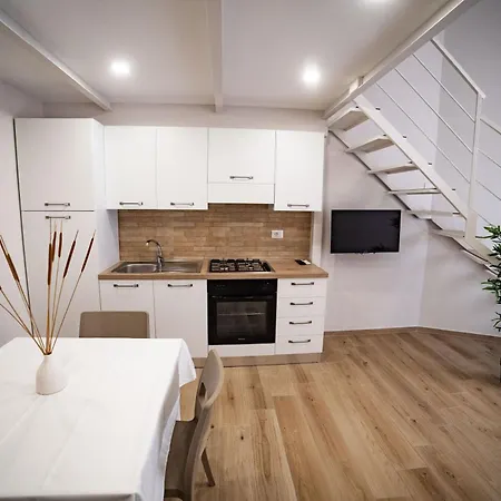 Isabel House Apartment *